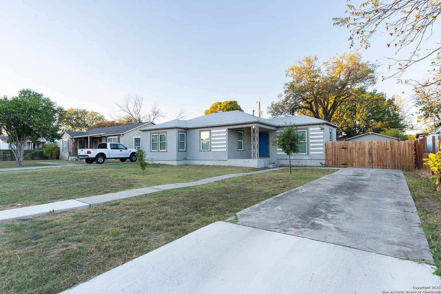 2519 W Huisache Ave — photo 2