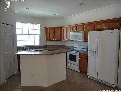 4th image of 2401 SE Ruskin Dr #0