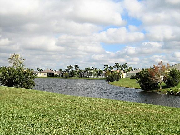2nd image of 319 SW Lake Forest Way