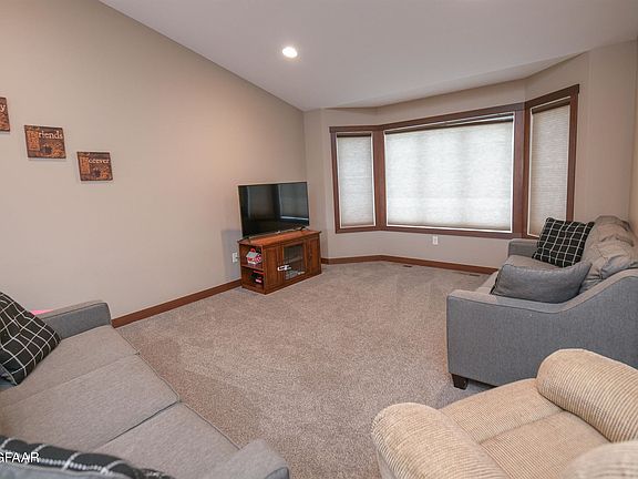 5th image of 2092 42nd Ave S