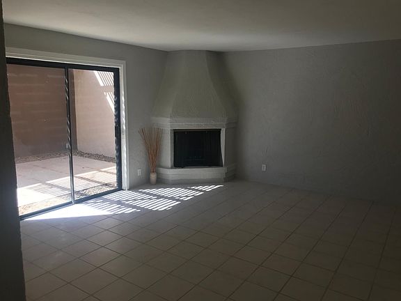 Living room w/fireplace