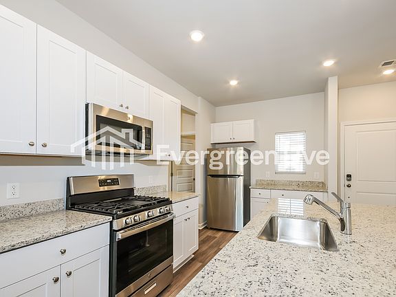 4th image of 380 Pine Crest View Dr