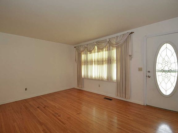 4th image of 207 Hager Dr