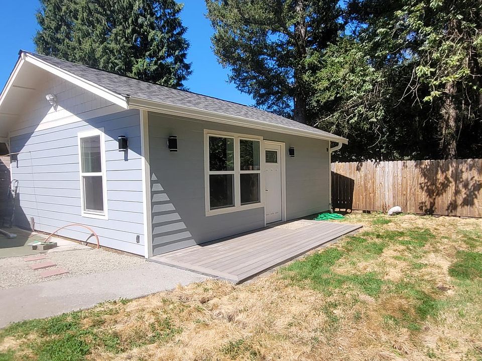 6' x 16' trex deck; no stairs/steps from parking area to/throughout home.