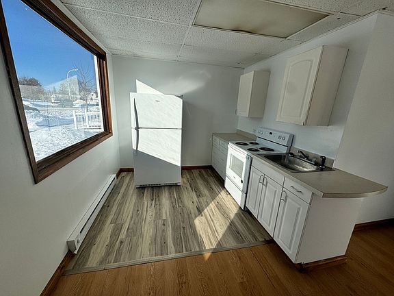 4th image of 610 Pleasant Ave S