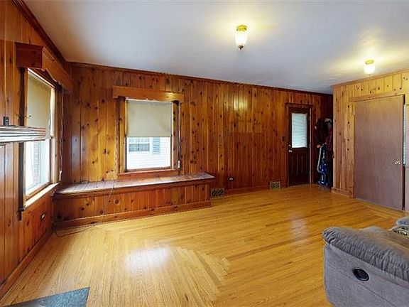 5th image of 143 Grant St