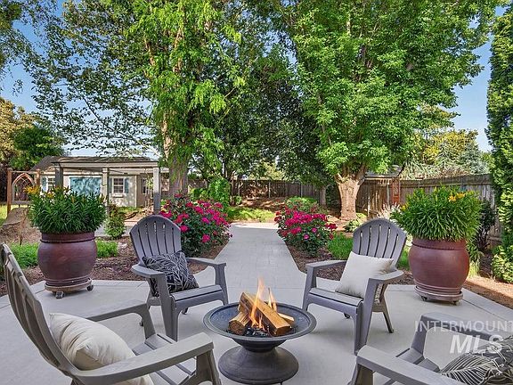 3rd image of 2910 S Mayflower Way