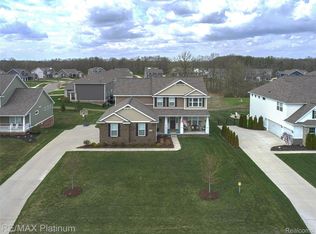 2237 Walnut View Dr, Howell, MI 48855