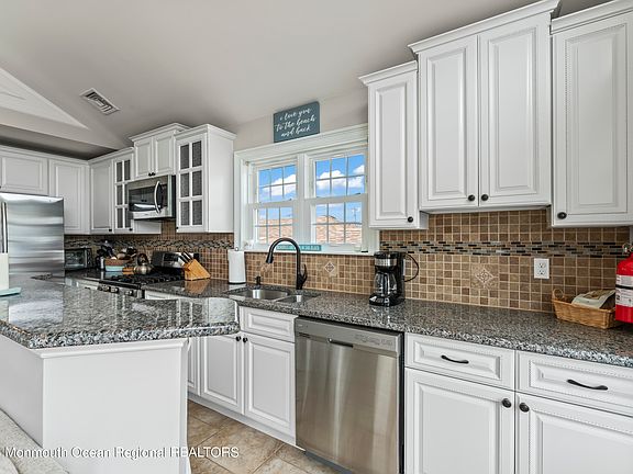 3rd image of 19 1st Ln