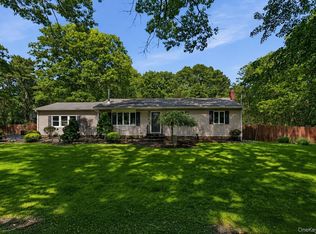 9 Pleasant View Rd, Ridge, NY 11961