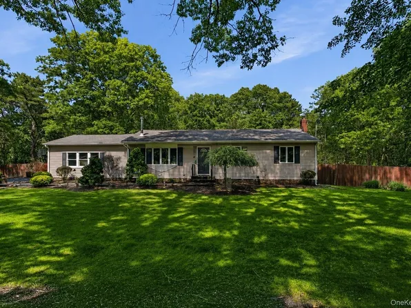 9 Pleasant View Road, Ridge, NY 11961