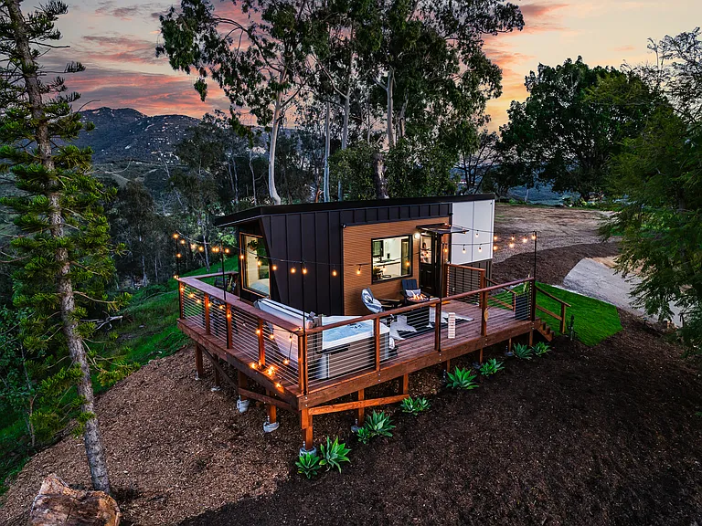 The Den - Private studio suite (Tiny Home) w/ full kitchen & bathroom. Equip with hot tub and fire pit