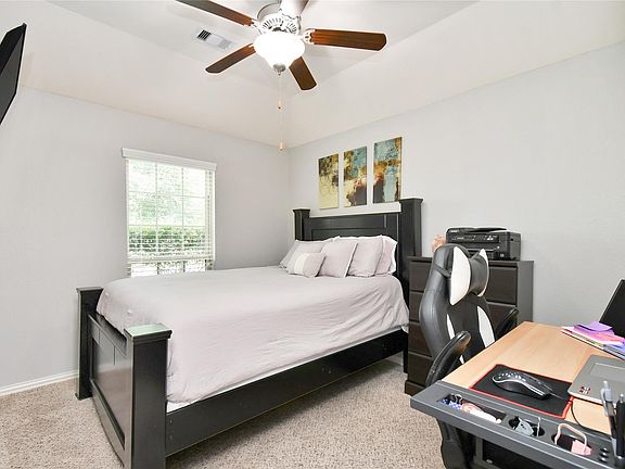 5th image of 652 Maple Point Dr E
