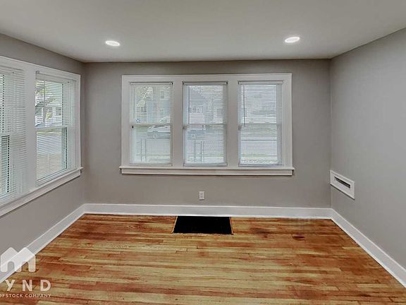 5th image of 727 Reinhard Ave