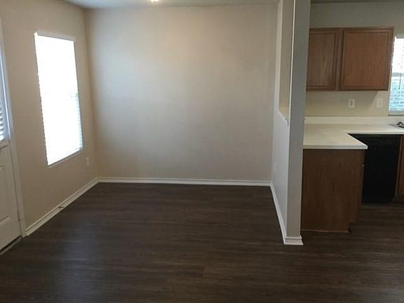 5th image of 2706 Deerborn St