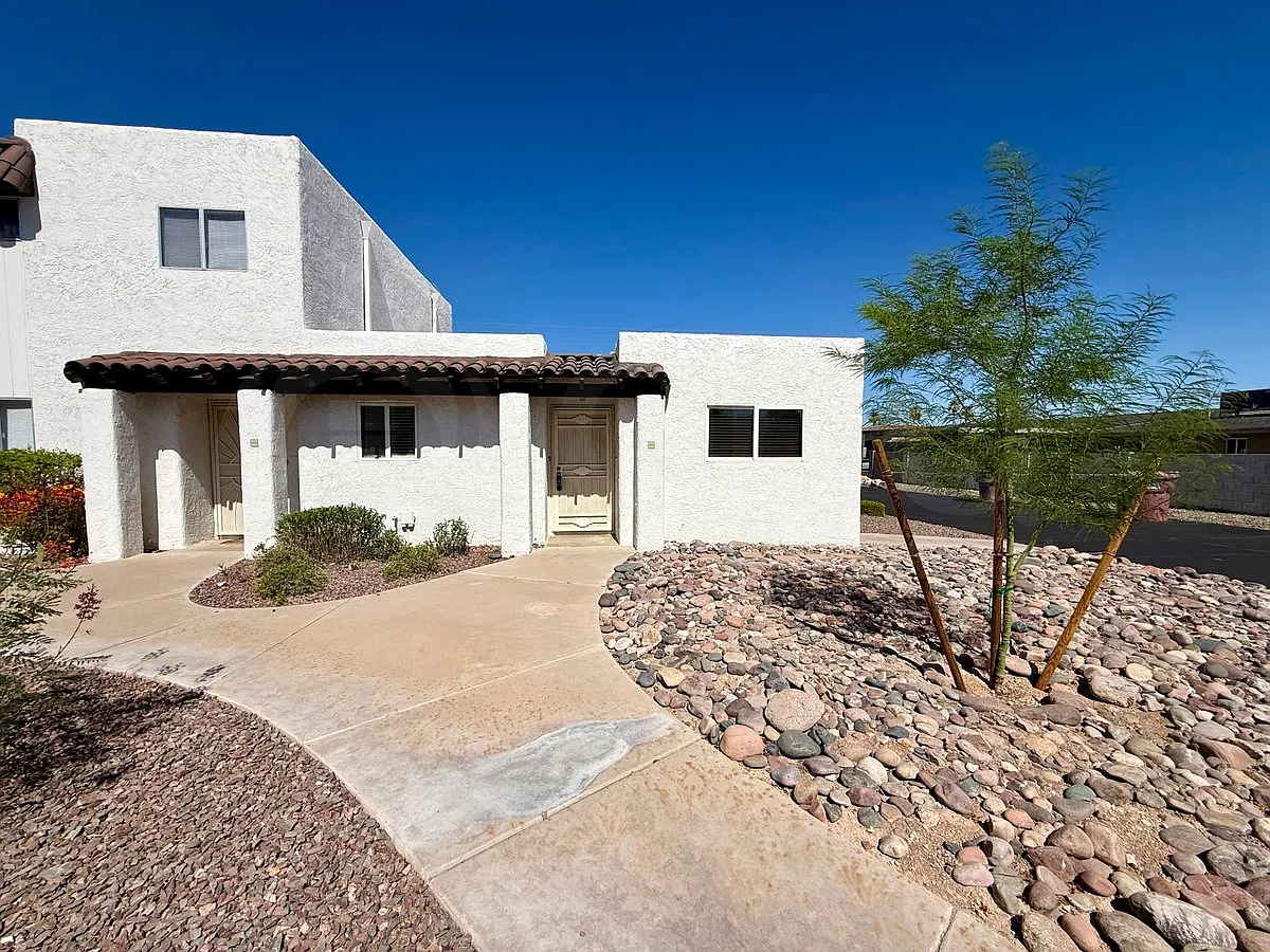 2 bed, 1.0 bath, 974 sqft, $1,649 — Photo 2