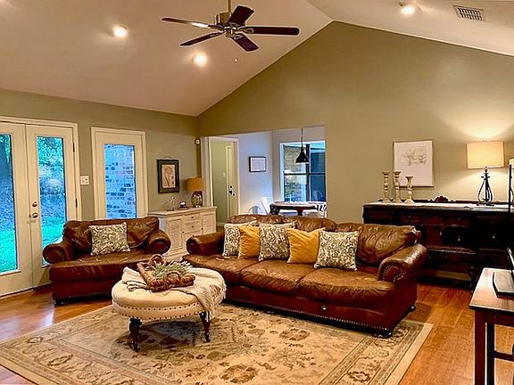 5th image of 109 Woodway St