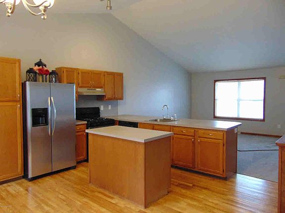 5th image of 10 Suffolk Ln