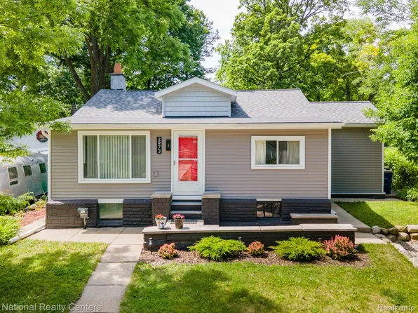3973 Oak Knoll Rd, Waterford, MI 48328