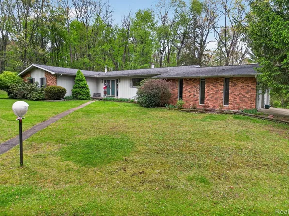 10467 McGregor Rd, Pinckney, MI 48169