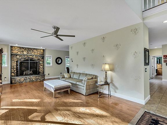 5th image of 10 Rockledge Drive