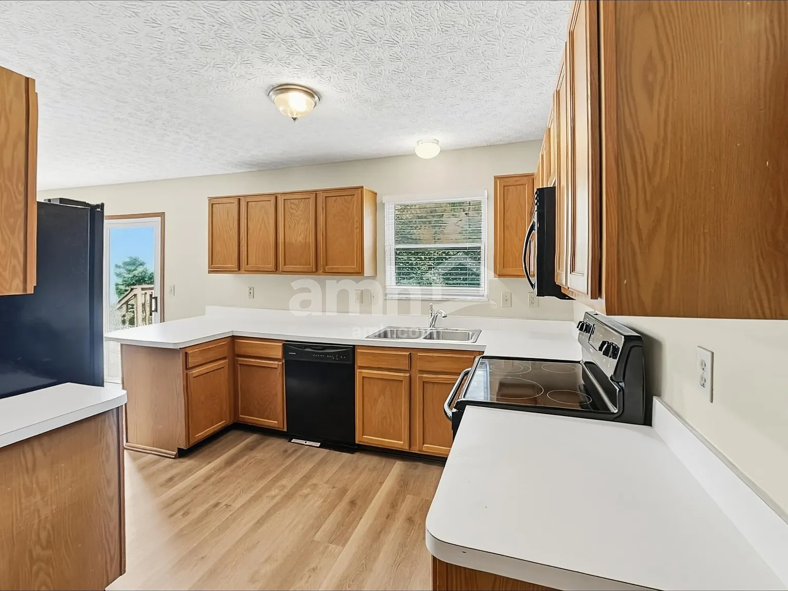 3 bed, 2.5 bath, 1200 sqft, $2,035 — Photo 3