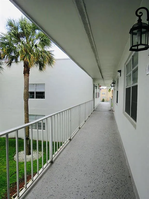 2 bed, 2.0 bath, 902 sqft, $2,200 — Photo 1