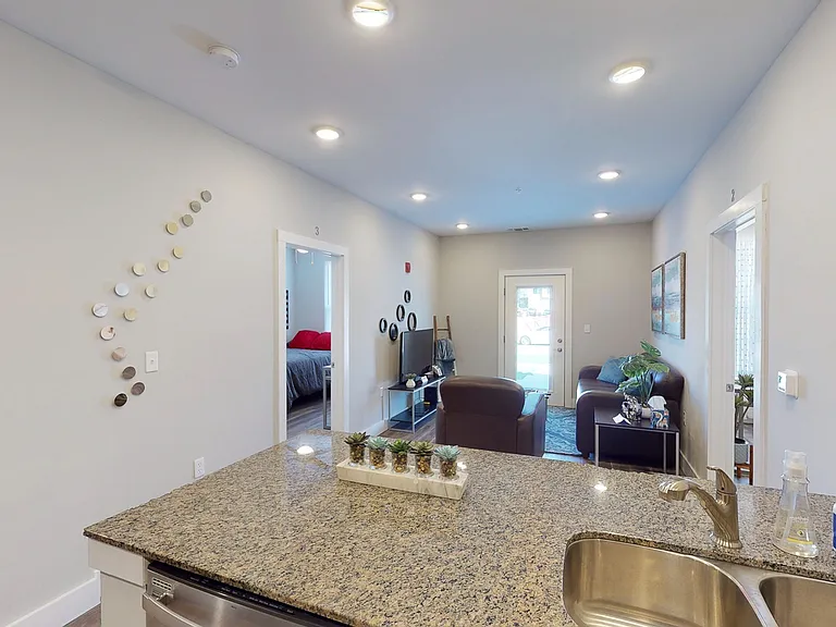 The-Quarters-Bloomington-4-BED-4-BATH-Dining