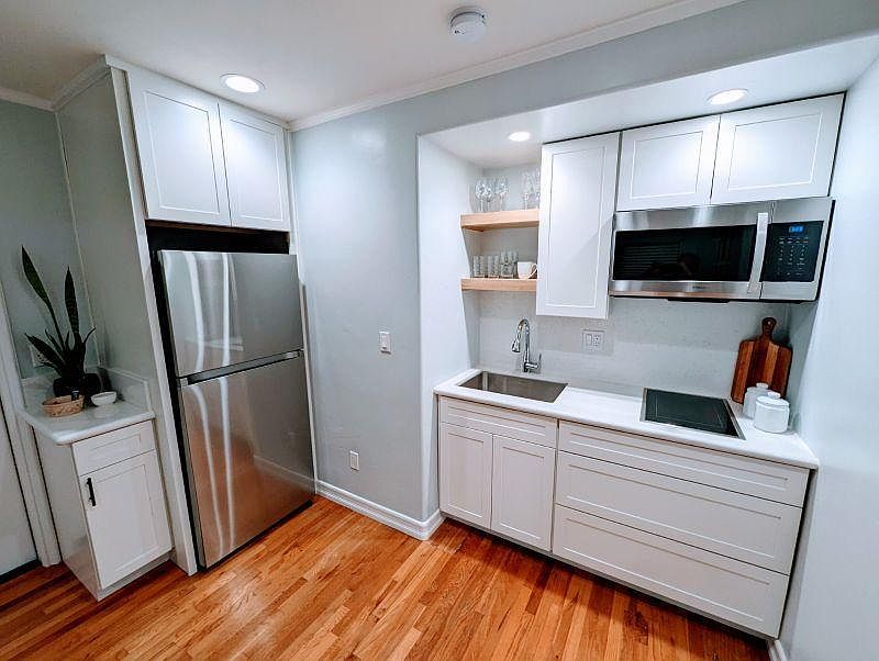 Kitchen with full sized fridge, microwave, 2 burner cooktop