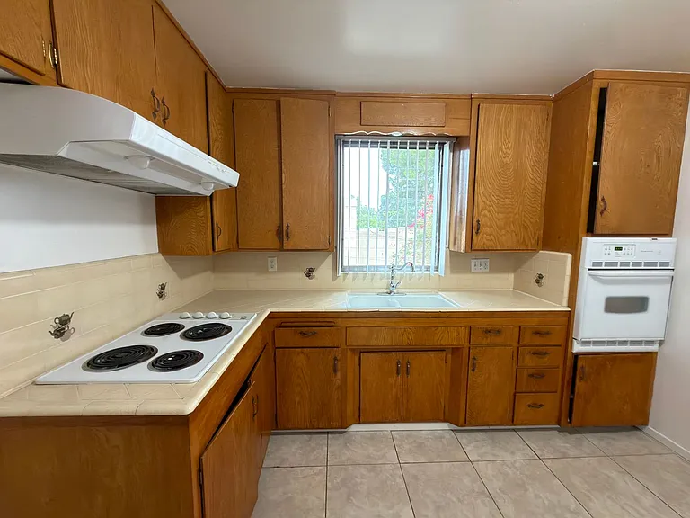 304 E Almond Ave — Photo 6