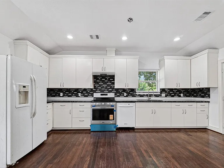 7030 Sidney St — Photo 10