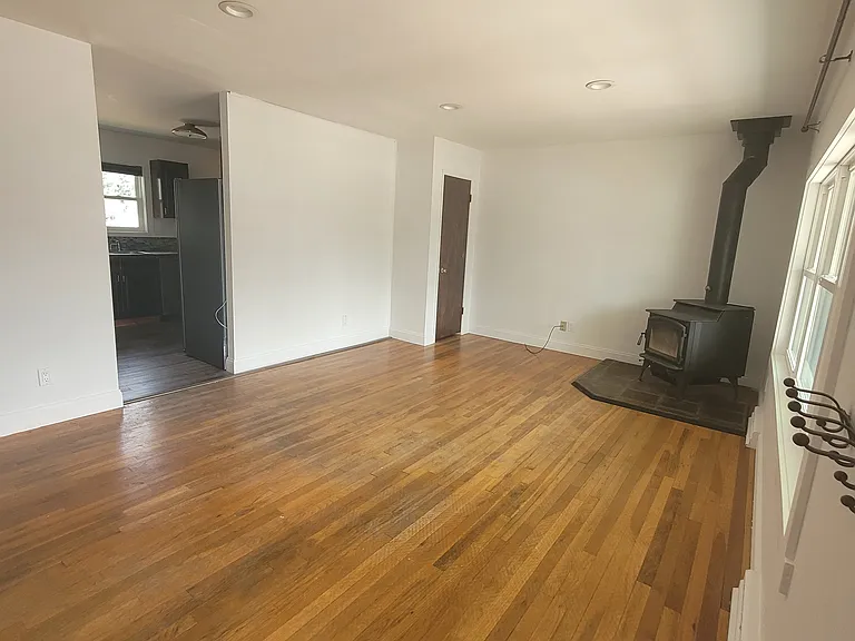 624 W 6th St — Photo 2