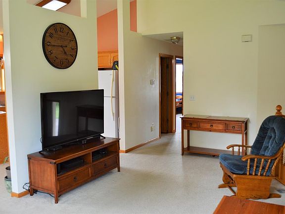 4th image of 565 W 11th St