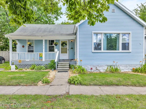 1615 8th St, Port Huron, MI 48060