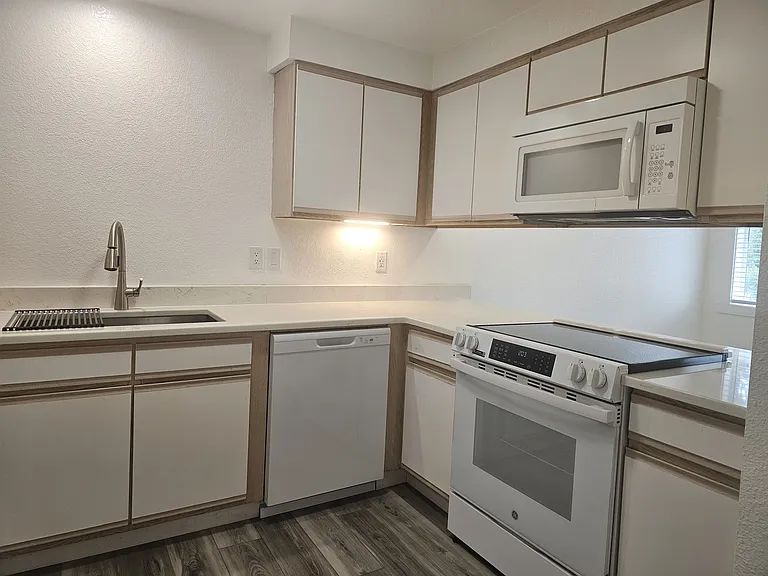 979 Plymouth Dr NE — Photo 27