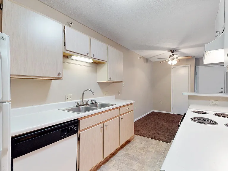 Cambridge Apartments — Photo 18