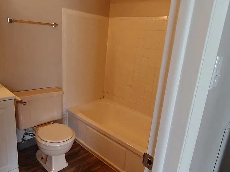 Colonial Club Apartments — Photo 6