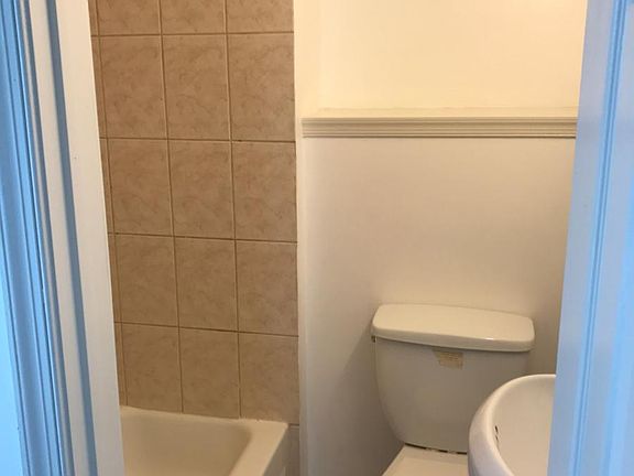 4th image of 440 Leverington Ave APT 1