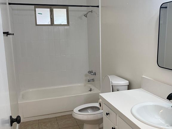 3rd image of 1389 W Holland Ave
