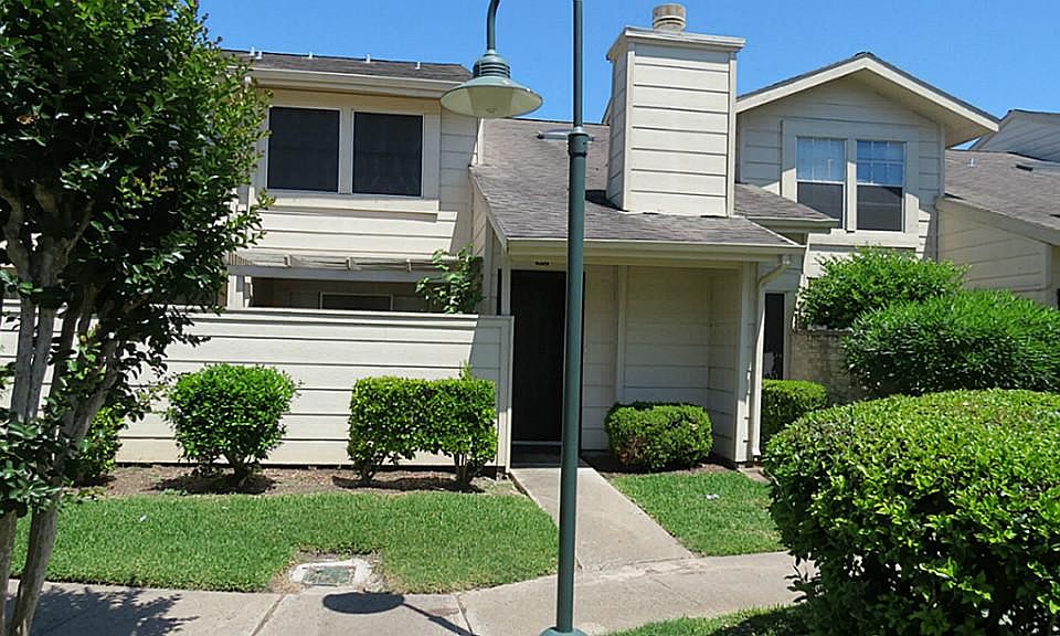 2 bedroom and 2 bath plus study, 2 story town home in gated community