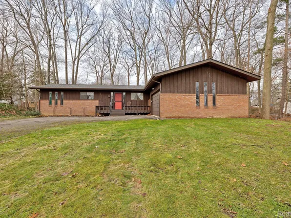 5653 Kingfisher Ln, Clarkston, MI 48346