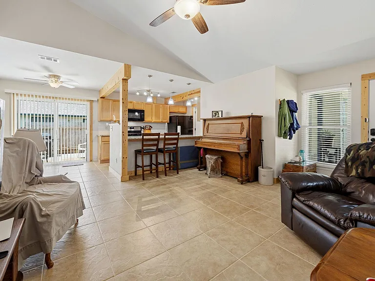 513 Texas Ave — Photo 4
