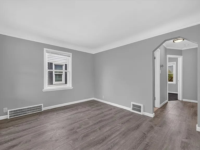 2090 Cicotte Ave — Photo 8