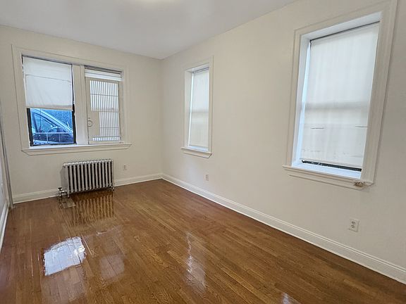 LIVING ROOM (UN-STAGED)