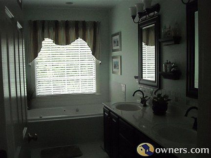 Master Bath /double sink, 8' vanitty, jetted tub