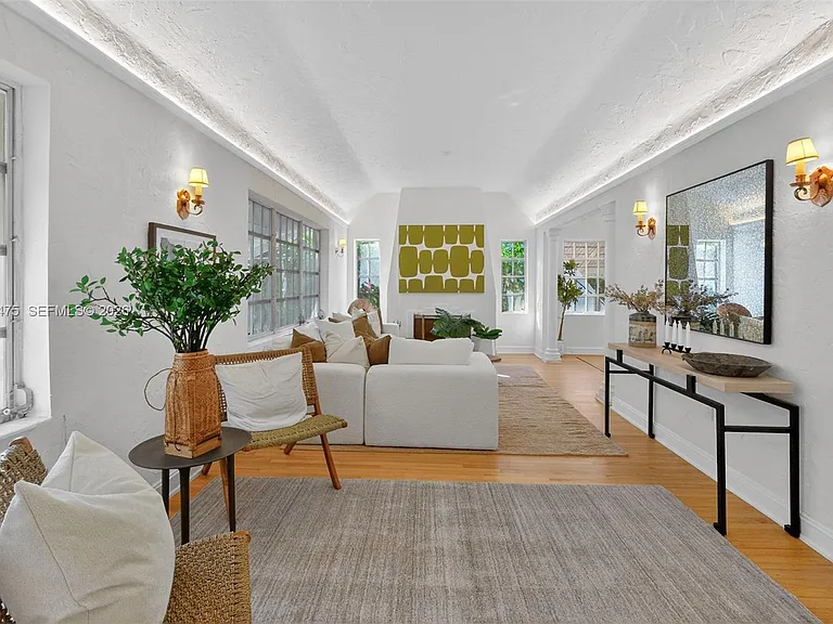 1305 Alhambra Cir — Photo 11