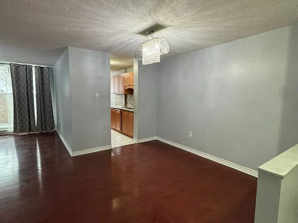 21 Knightsbridge Rd #101, Brampton, ON L6T 3Y1