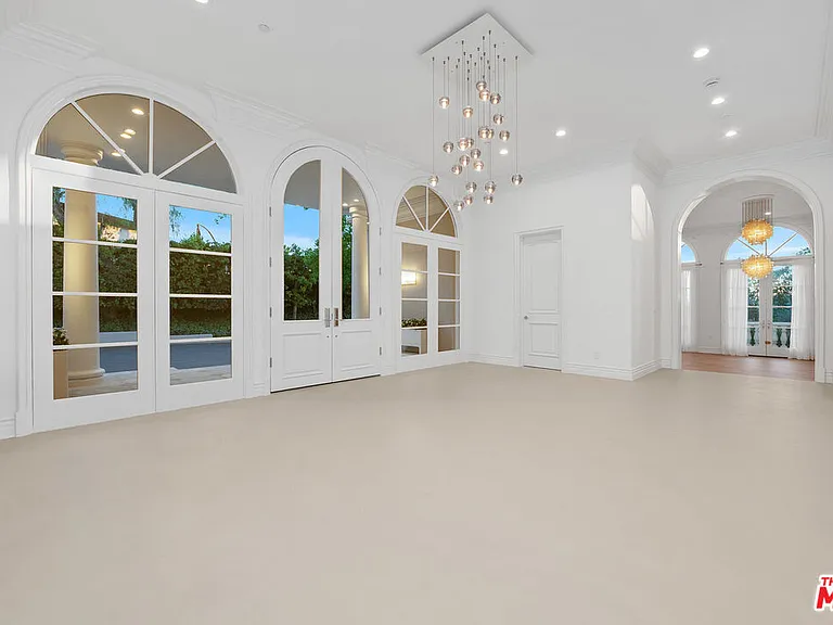 475 Martin Ln — Photo 3