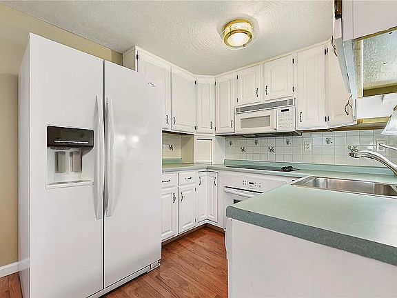 3rd image of 806 Countryside Dr