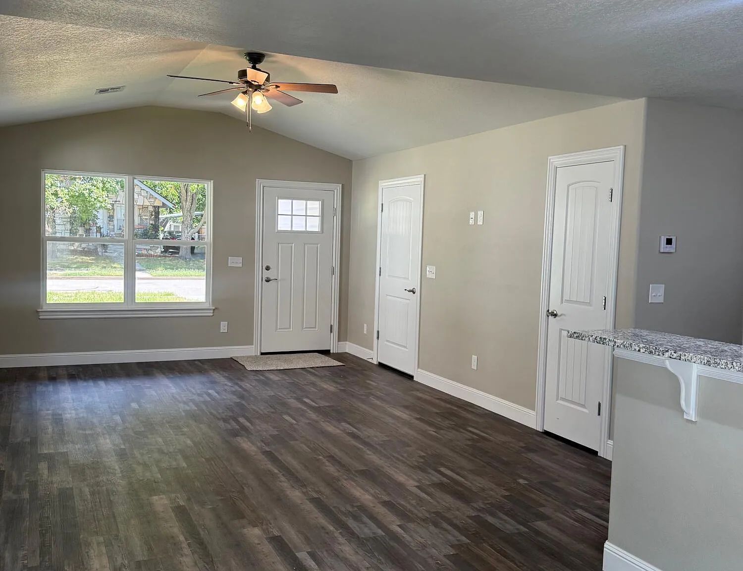 3 bed, 2.0 bath, 1250 sqft, $1,500 — Photo 2